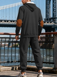 Détail du survêtement homme gris foncé montrant la maille gaufrée et les coudières marron chic
