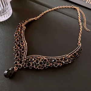 Collier luxueux en V doré avec strass noirs et pendentif en forme de poire tombante