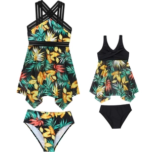 Dettaglio di costumi da bagno madre-figlia con stampe tropicali e pannelli in rete nera