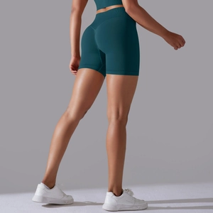 Détails de la taille haute sans couture et de l'effet galbant fessier du short yoga