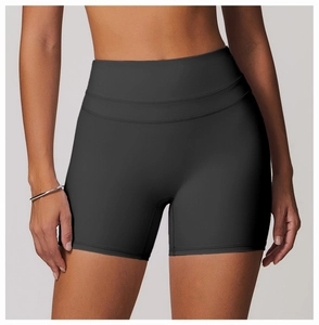 Détail du short de fitness noir mat à taille haute avec coutures doubles durables