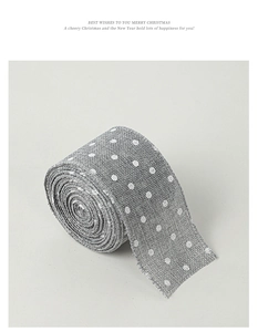 Dettaglio del nastro in lino grigio con pois bianchi per confezioni regalo di Natale