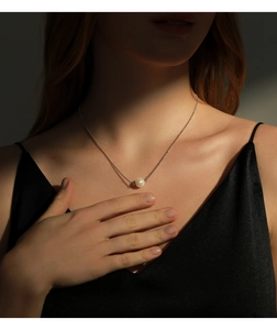 Elegant s925 silver beaded chain featuring a single white crystal pearl pendant on neck