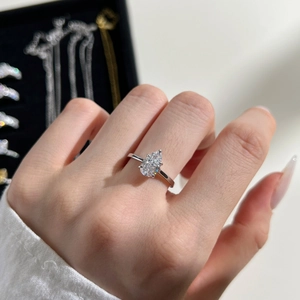 Dettaglio ravvicinato dell'anello in argento S925 con pietra a goccia di lusso