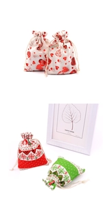 Détail de sacs cadeaux en coton de Noël avec motifs de cœur et flocons de neige dorés