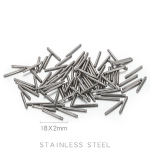 Vue macro des goupilles de bracelet de montre en acier 18x2mm dans une disposition d'usine
