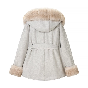 Vista posteriore del cappotto con cappuccio grigio chiaro, collo in ecopelliccia beige