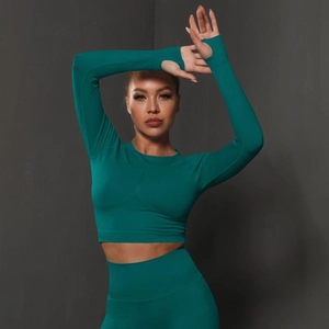 Détail de l'ourlet côtelé sans couture et du tissu en maille sarcelle très extensible