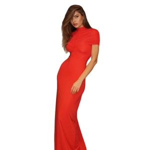 Elegante rode bodycon maxi-jurk met gerimpeld design en hoge hals voor een slanke pasvorm