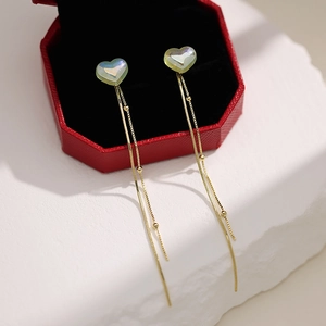 Elegant heart-shaped pearl fringe earrings in gold with sparkling long tassels