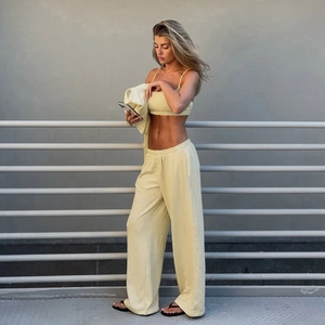 Completo due pezzi giallo pallido con top a spalline sottili e pantaloni a gamba larga
