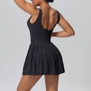 Vue arrière d'une robe de sport noire à dos nu avec jupe plissée pour le tennis