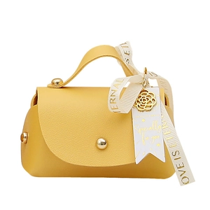 Elegante bolsa de regalo de boda en piel sintética amarilla con broche dorado y lazo