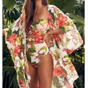 Détail de l'imprimé floral tropical sur maillot de bain avec son cardigan de plage assorti