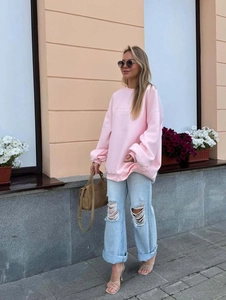 Sweat rose oversize brodé et jean bleu déchiré pour un look urbain décontracté
