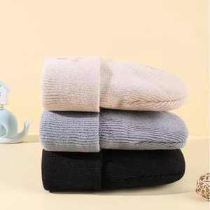 Set di tre berretti in maglia spessa color panna, grigio e nero per bambini autunno inverno