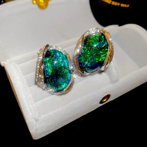 Vue détaillée de boucles d'oreilles vintage avec pierres résine bleu-vert et diamants