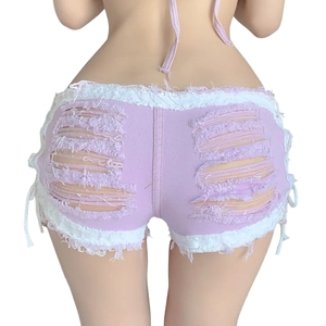 Detalle de pantalones cortos de mezclilla rosa con flecos y rotos en la parte trasera