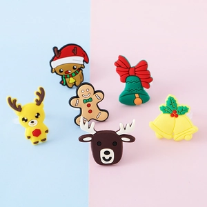 Set aus 6 Cartoon Weihnachtsringen für Kinder mit Motiven wie Rentier und Glocke