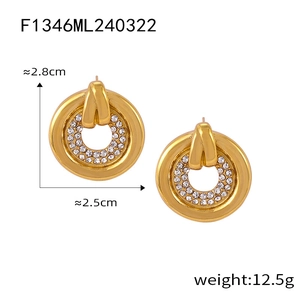 Detailed view of round gold zircon earrings with size 2.8x2.5cm and weight markings