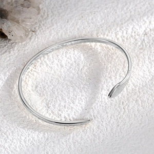Minimalistisches silbernes Schlangen-Armband mit elegantem asymmetrischem offenem Design
