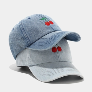 Denim Baseballkappen mit Kirschstickerei in Blau und Hellgrau für einen modischen Look