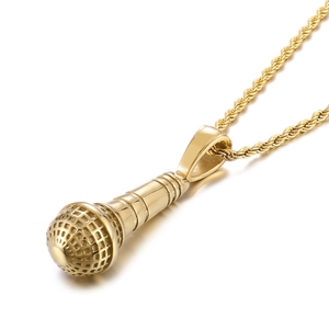 Gros plan d'un pendentif microphone doré avec texture de maille et chaîne torsadée fine