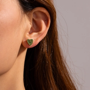 Modella indossa orecchini a cuore in acciaio inossidabile oro 18K con zirconi verdi