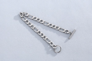 Détail du bracelet gourmette Figaro en acier inoxydable argenté avec fermoir OT en T