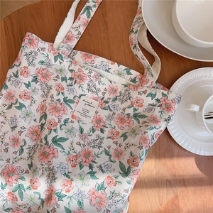Gros plan sur un sac cabas floral en coton avec imprimé vintage sur table en bois
