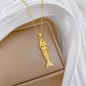 Collier élégant en acier titane doré avec pendentif carpe koi et cristaux de gemme rose