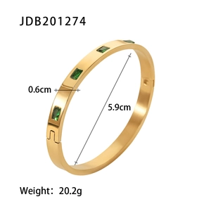 Detalle del brazalete dorado con ancho de 0,6 cm y diámetro interior de 5,9 cm