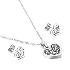 Ensemble bijoux coeur évidé argenté avec collier et boucles d'oreilles gravés Mae
