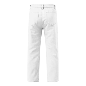 Detaillierte Rückansicht einer weißen gerade geschnittenen Jeans mit hochwertiger Textur