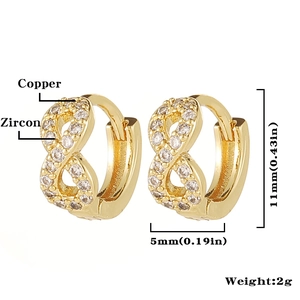 Vista macro de pendientes de infinito en cobre dorado con circonitas y dimensiones