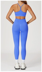 Détail du legging sans couture à taille haute avec effet push-up et brassière bleue