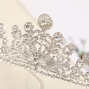 Eleganter silberner Diadem mit funkelnden Strasssteinen für Hochzeiten und Prinzessinnen
