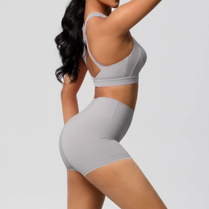 Detailansicht des nahtlosen Racerback-Sport-BHs und der grauen Shorts mit hohem Bund