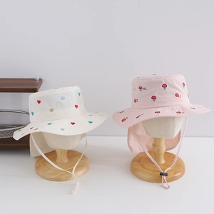 Detail eines bestickten Kinder-Sonnenhuts mit Nackenschutz und verstellbarem Kinnriemen