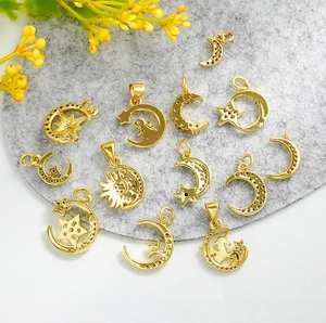 Détail de breloques plaquées or 18 carats avec motifs lune, étoile et soleil pour bijoux DIY