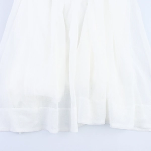 Robe longue blanche en dentelle sans manches avec plis en mousseline et ourlet fluide