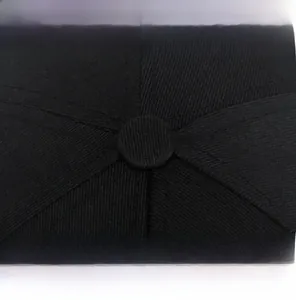 Vue rapprochée du bouton supérieur et des coutures sur une casquette de baseball noire