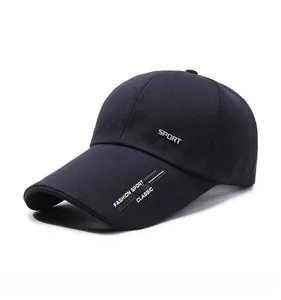 Vue latérale d'une casquette de baseball bleu marine avec lettrage FASHION SPORT et CLASSIC