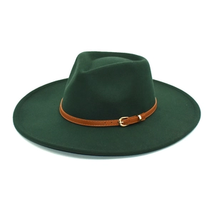 Dettaglio cappello fedora verde scuro con cinturino in pelle marrone e fibbia