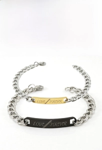 Détail de bracelets de couple en acier inoxydable avec plaques gravées Love Forever