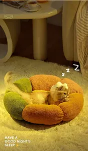 Detalle de cama para mascotas con forma de pétalo y textura de borrego suave