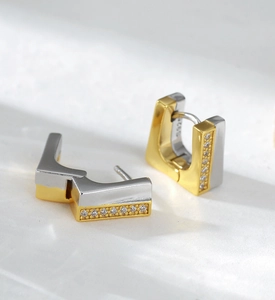 Gros plan détaillé des boucles d'oreilles en argent S925 en forme de U bicolore or