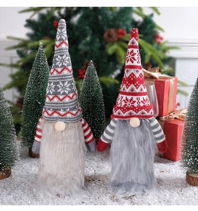 Vue détaillée de housses de bouteille de vin gnome de Noël tricotées avec longue barbe