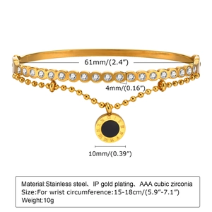 Détails du bracelet double couche doré avec chiffres romains et pierres de zircone