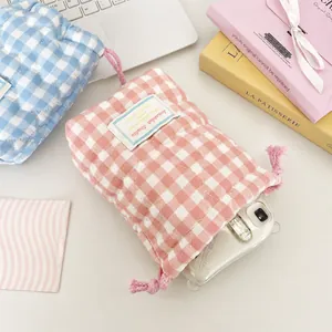 Detailoverzicht van de gewatteerde hartencameratas in roze en blauw ruitje voor Instax